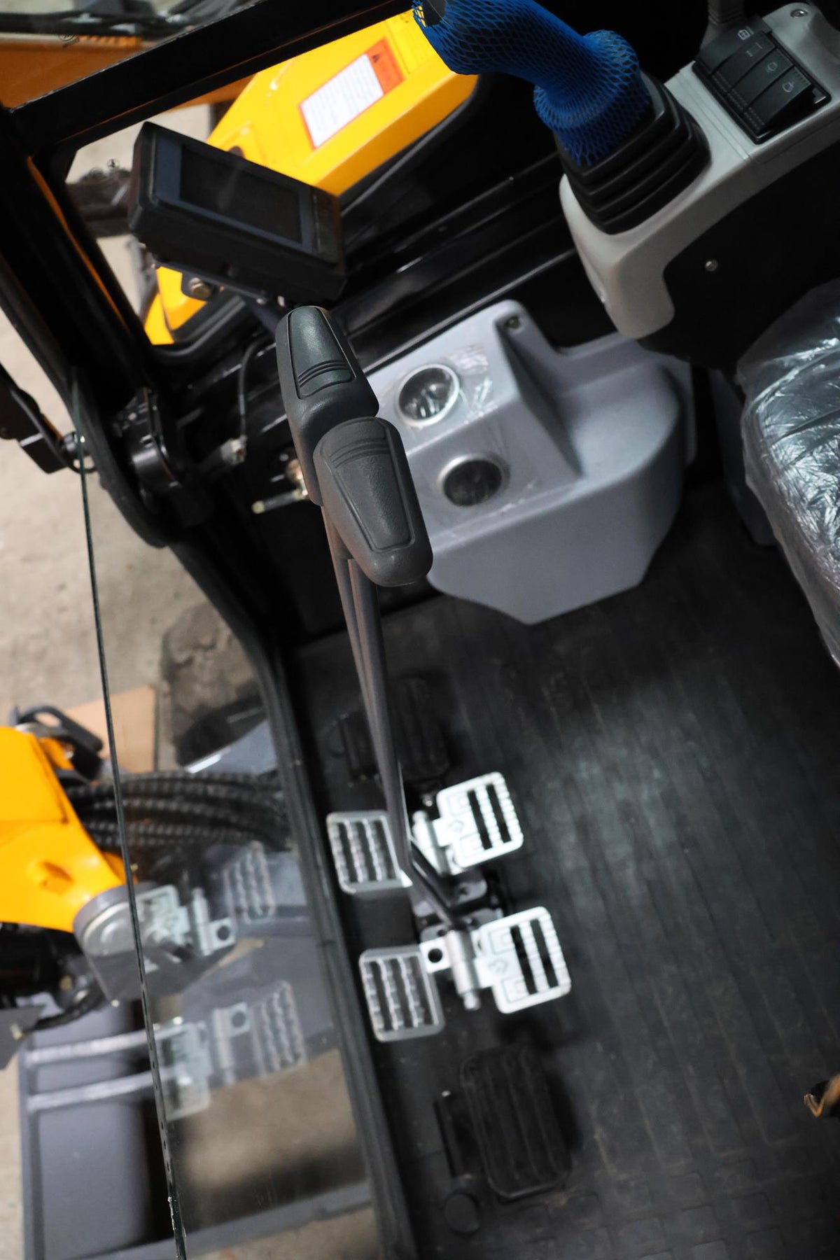 Mini excavadora APS KMZ 28 con brazo de torsión