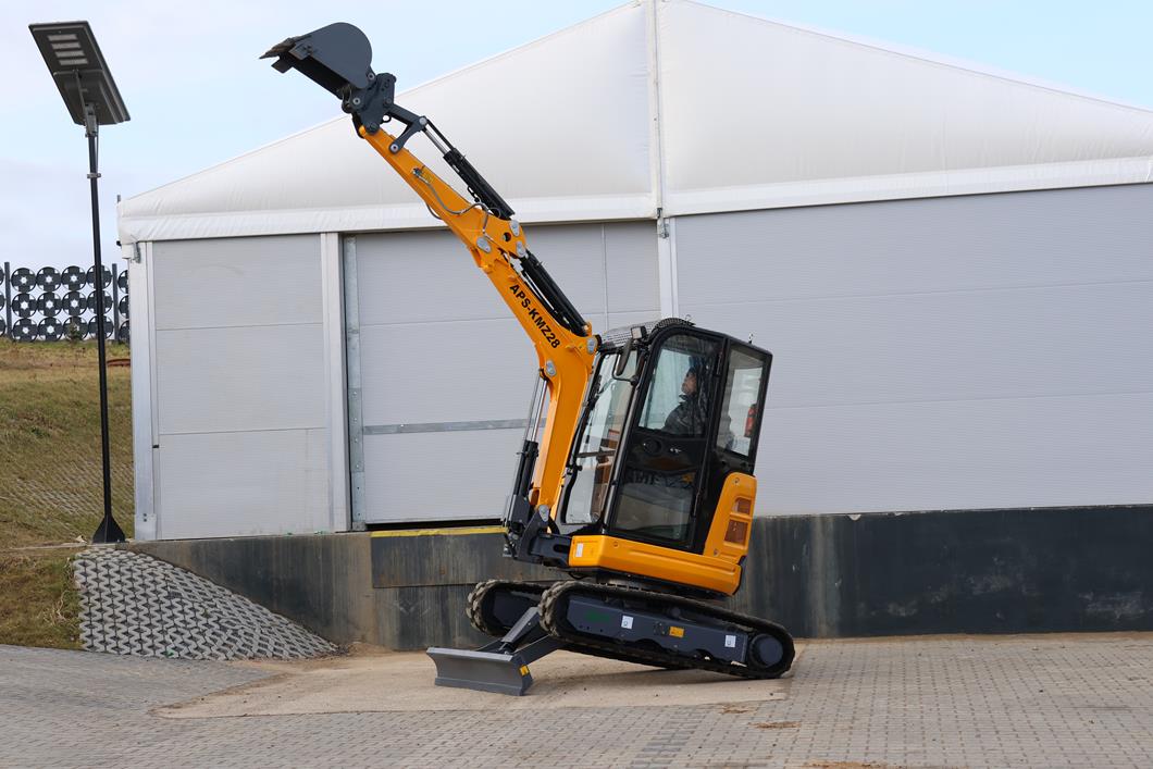Mini excavadora APS KMZ 28 con brazo de torsión