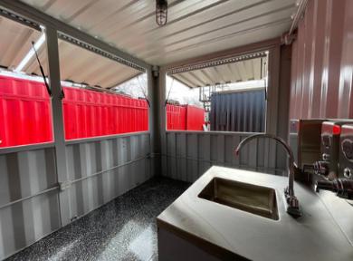 Barra de bar profesional instalada en contenedor de carga de 20 pies