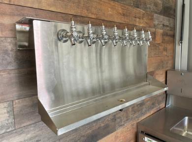 Barra de bar profesional instalada en contenedor de carga de 20 pies