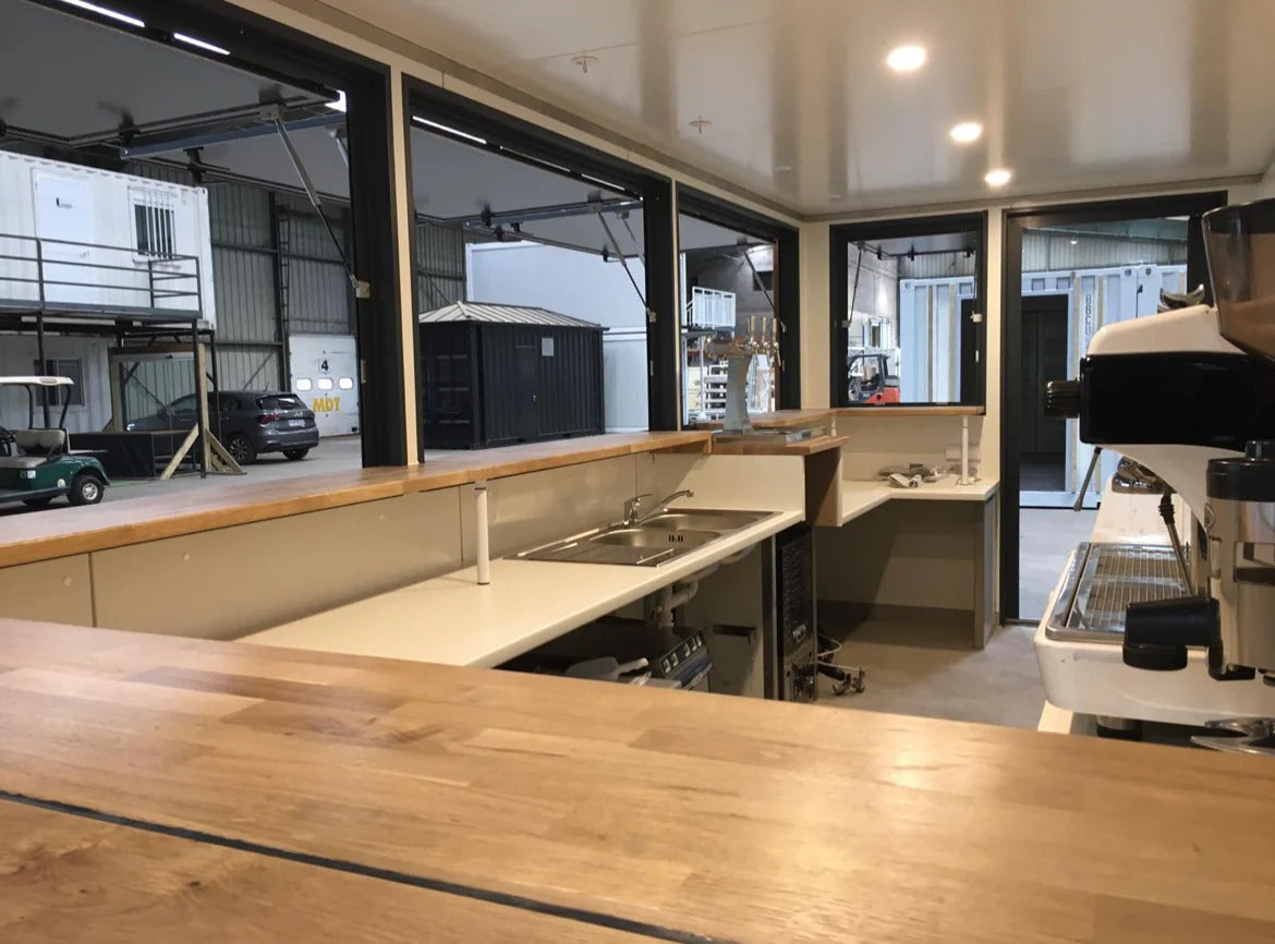 Contenedor Marítimo de 20 pies adaptado para Cafetería y Bar Gastronómico