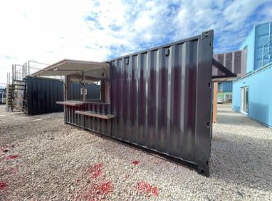 Barra de bar profesional instalada en contenedor de carga de 20 pies