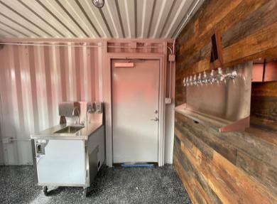 Barra de bar profesional instalada en contenedor de carga de 20 pies