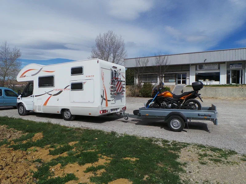 Plataforma basculante: 2,60 m x 1,53 m / 750 kg.......