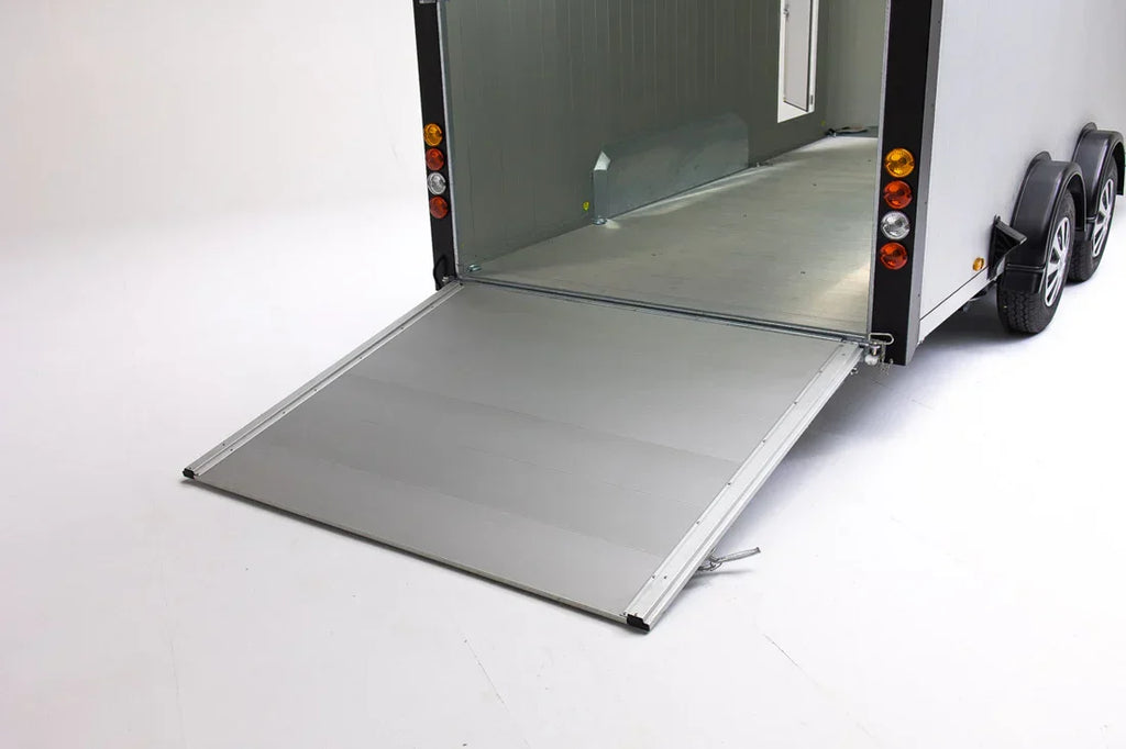 Remolque cerrado de aluminio y fibra 490x177x180cm estado nuevo