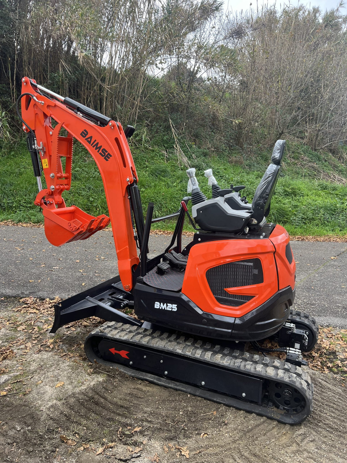 Mini Excavadora Giratoria Baimse 2500 kg, Motor de 3 Cilindros Kubota D1105 | Émeraude-Pelle