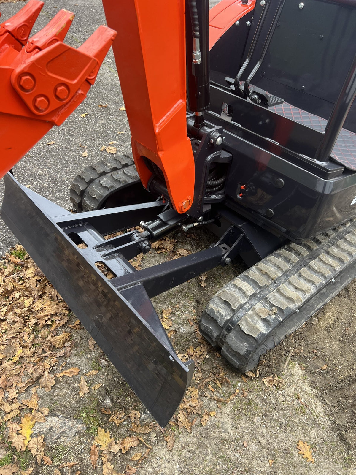 Mini Excavadora Giratoria Baimse 2500 kg, Motor de 3 Cilindros Kubota D1105 | Émeraude-Pelle