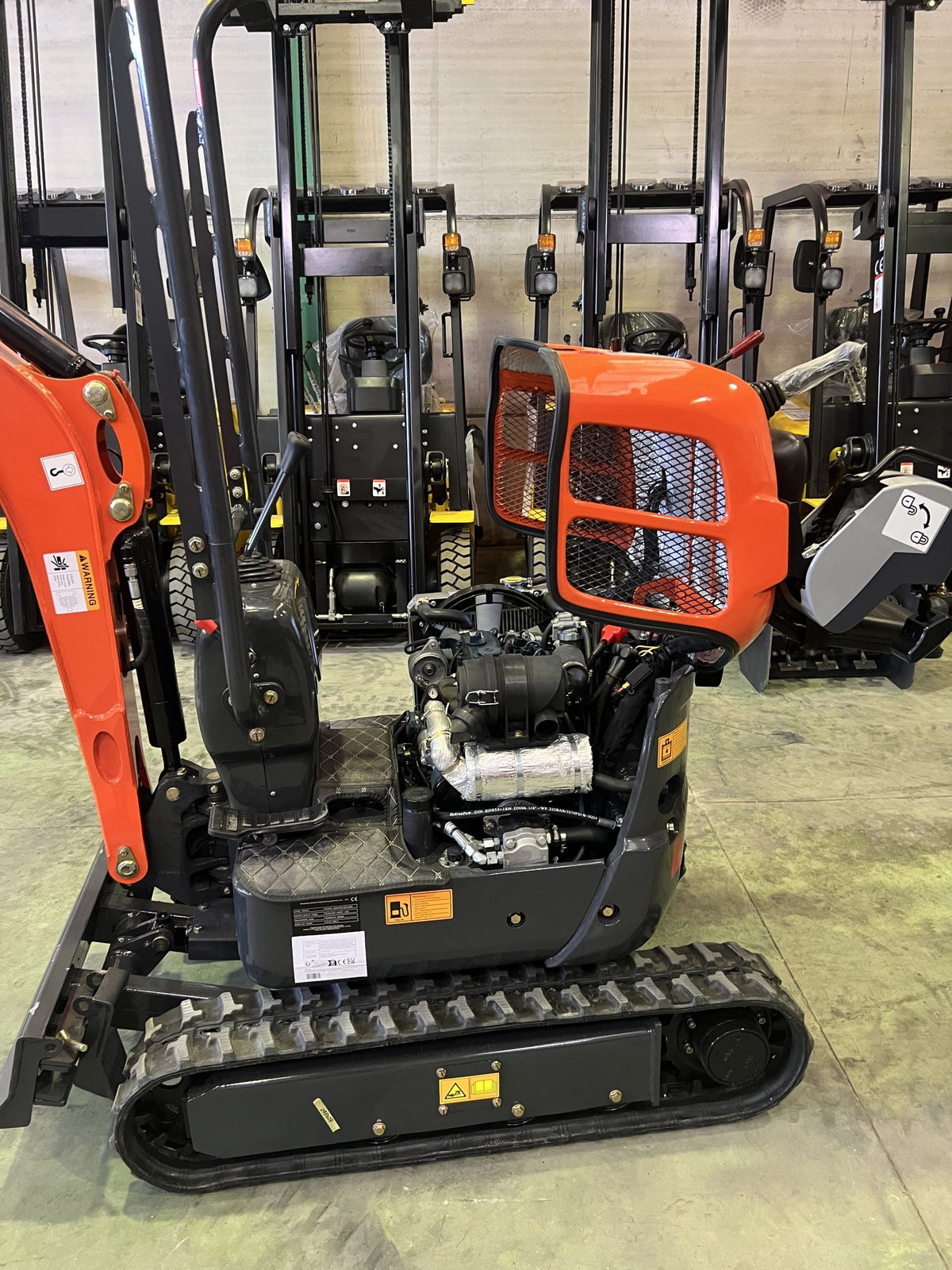 Mini excavadora de 1200 kg con motor Kubota de 3 cilindros y orugas retráctiles de 74 cm