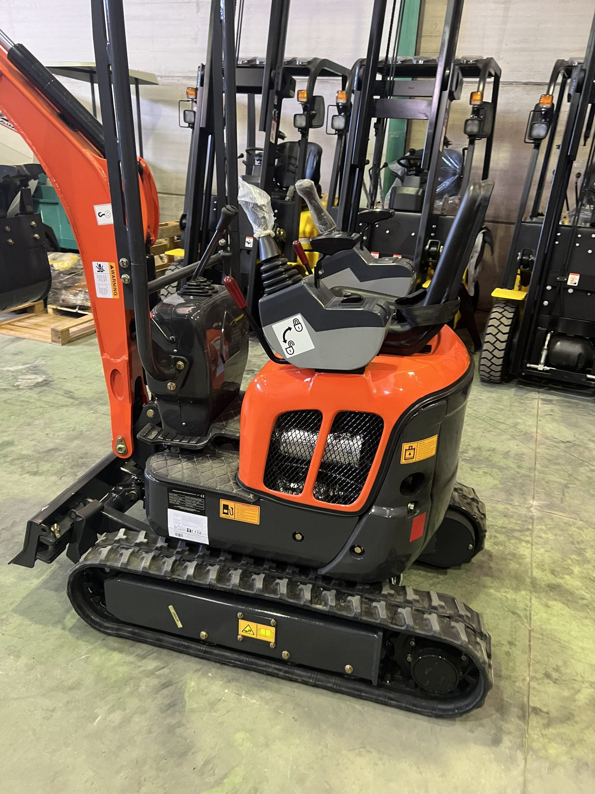 Mini excavadora de 1200 kg con motor Kubota de 3 cilindros y orugas retráctiles de 74 cm