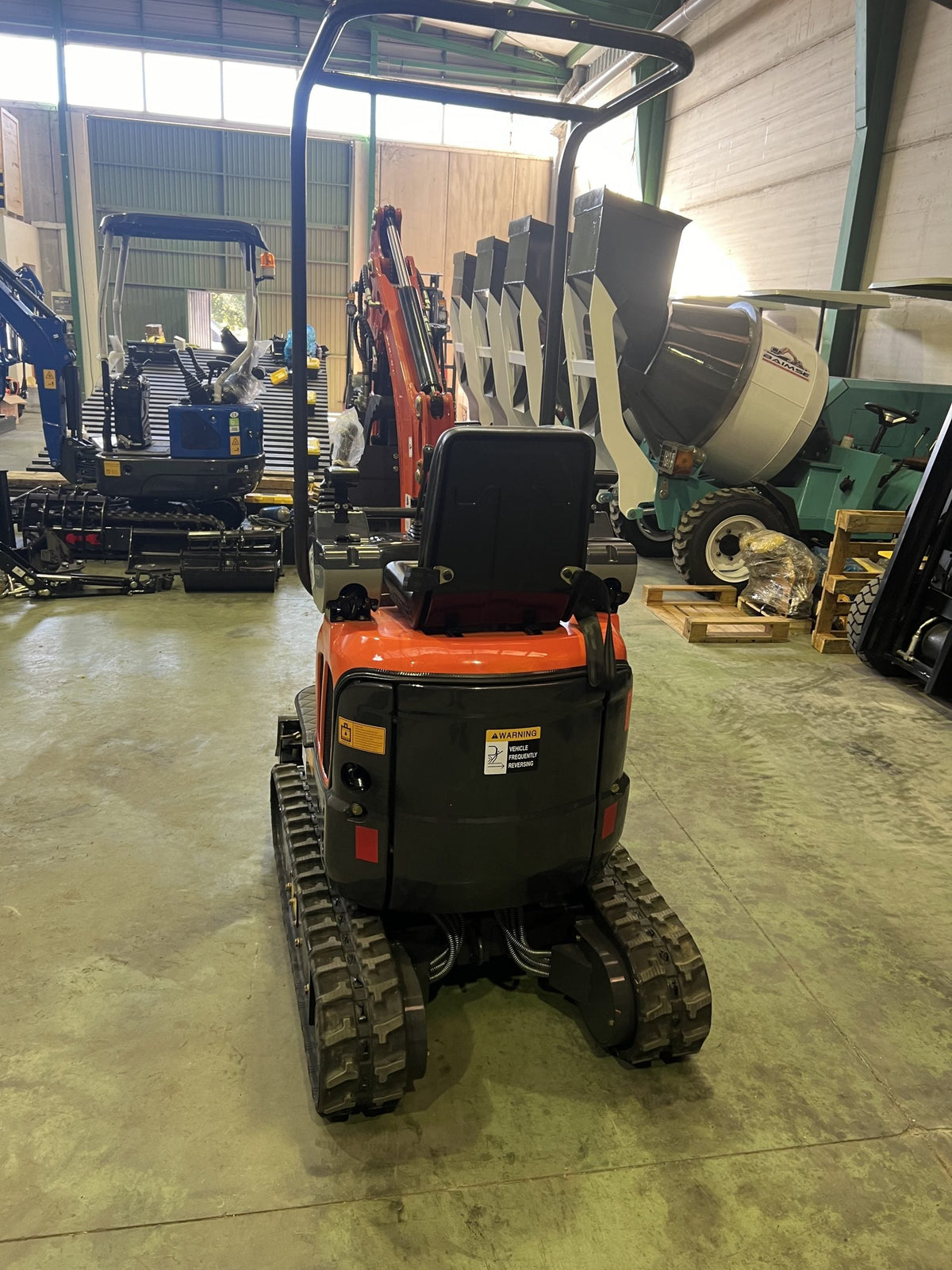 Mini excavadora de 1200 kg con motor Kubota de 3 cilindros y orugas retráctiles de 74 cm