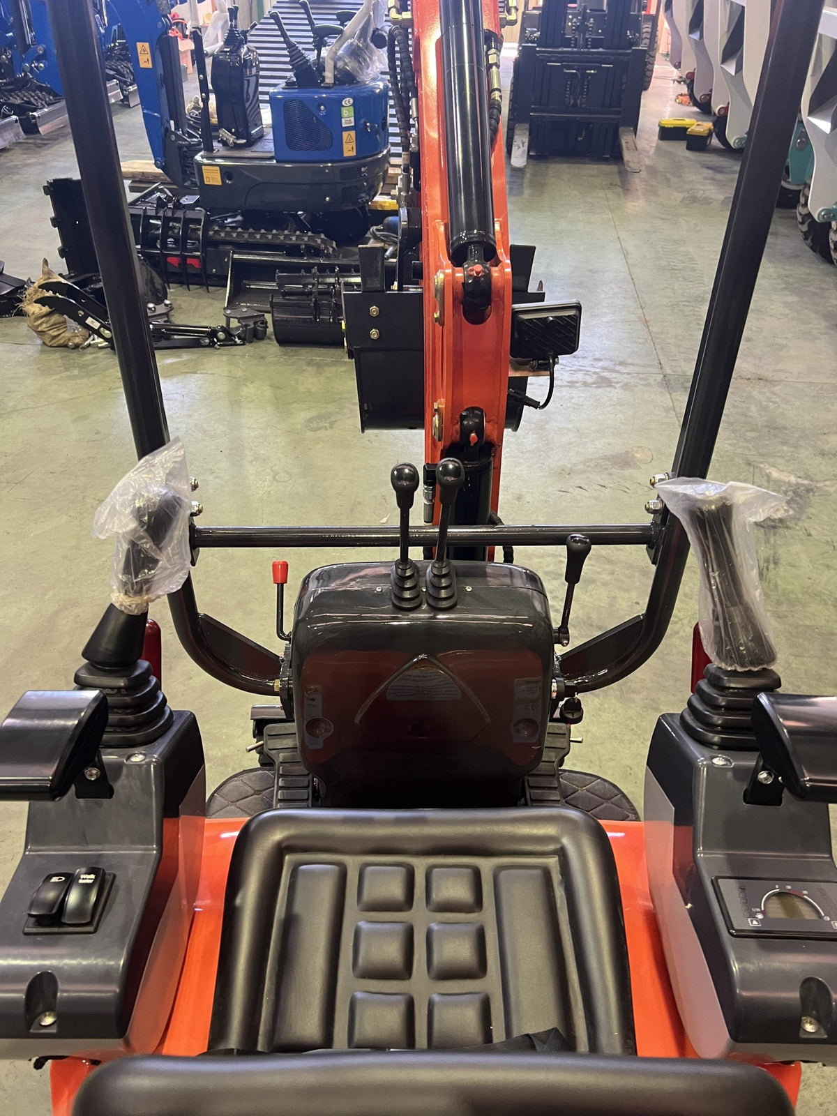 Mini excavadora de 1200 kg con motor Kubota de 3 cilindros y orugas retráctiles de 74 cm