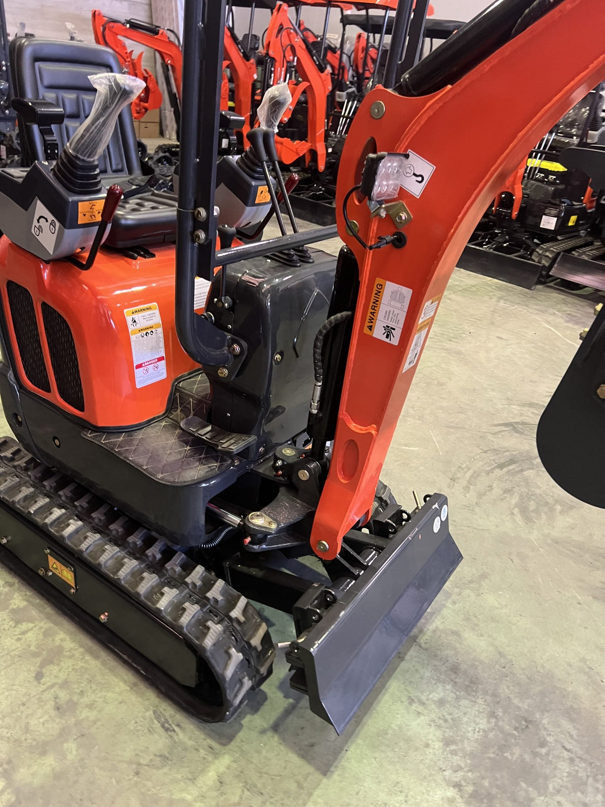 Mini excavadora de 1200 kg con motor Kubota de 3 cilindros y orugas retráctiles de 74 cm