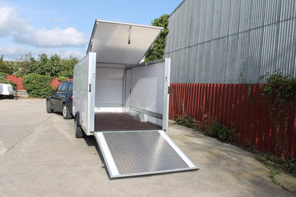 Remolque Fly Pro caja cerrada – panel sándwich y chasis inoxidable AISI-304 (750 kg a 1500 kg)