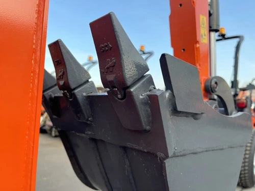 Miniexcavadora compacta 1 ton, motor Kubota 3 cilindros diésel, giro cero