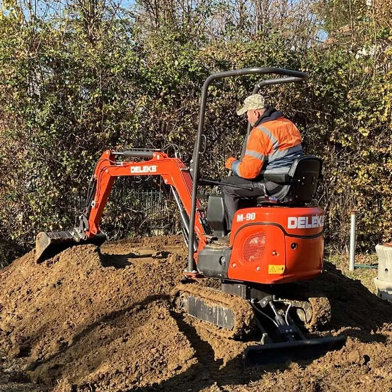 Mini-excavadora Deleks M90